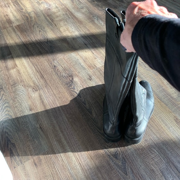 Banana Republic Women’s black leather boots - Picture 4 of 4